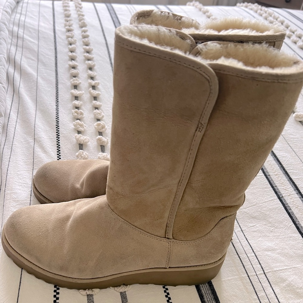 Ugg Women’s Boot suede w/shearling lining Size 9.5 color sand